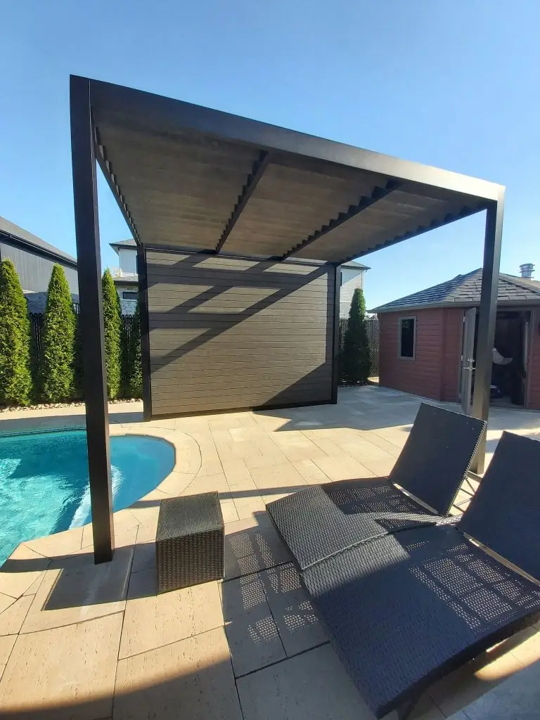 Terrasse extérieure en béton avec pergola résidentielle
